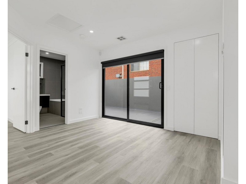 2/16 Inverie Court, Greenvale VIC 3059