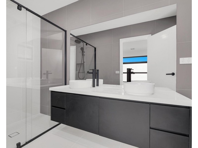 2/16 Inverie Court, Greenvale VIC 3059