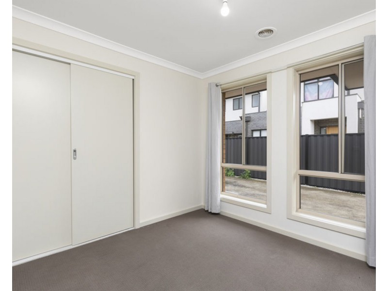 2/6 Ortolan Avenue, Broadmeadows VIC 3047