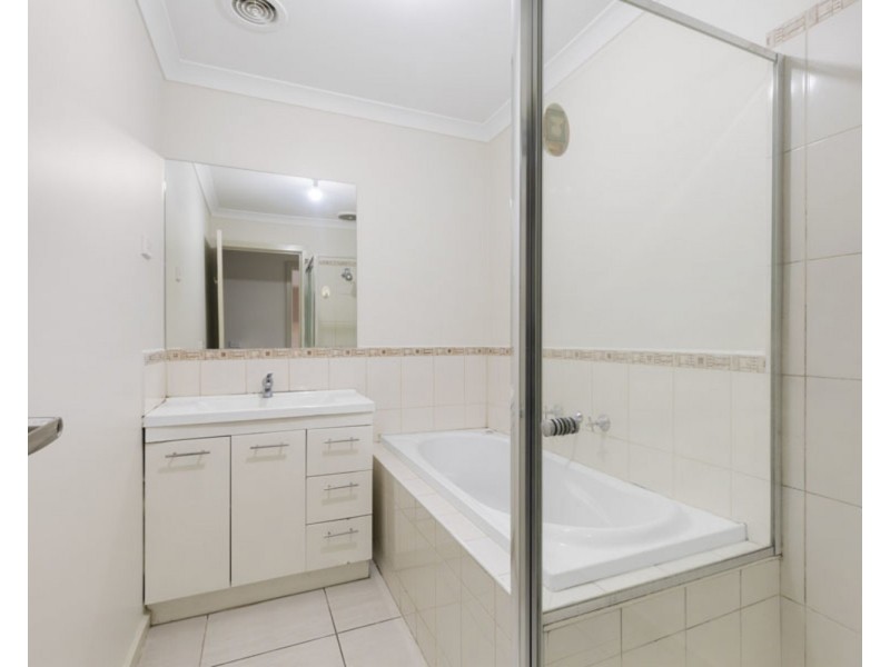 2/6 Ortolan Avenue, Broadmeadows VIC 3047