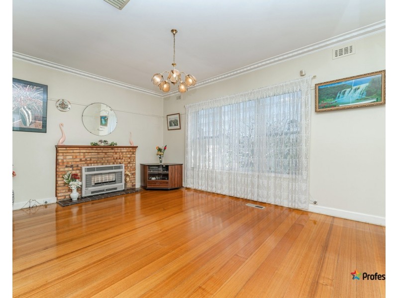 24 Nerissa Grove, Oak Park VIC 3046