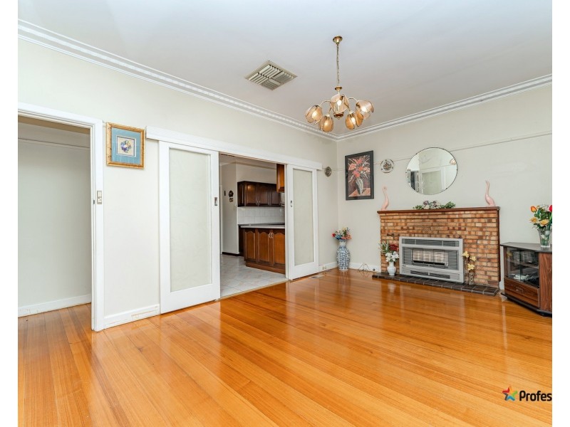 24 Nerissa Grove, Oak Park VIC 3046
