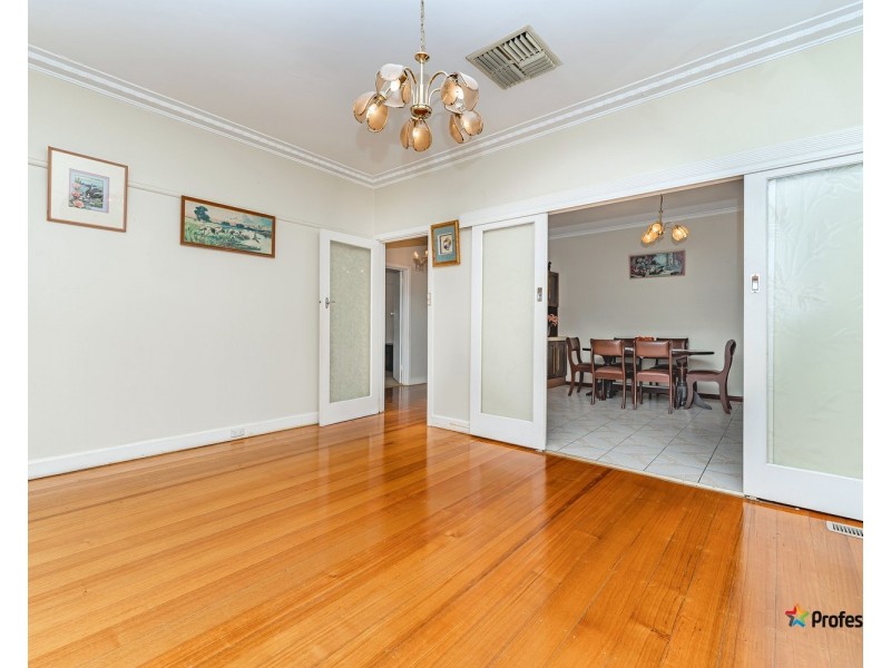 24 Nerissa Grove, Oak Park VIC 3046