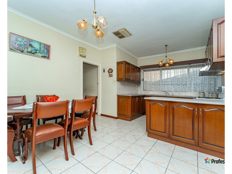 24 Nerissa Grove, Oak Park VIC 3046