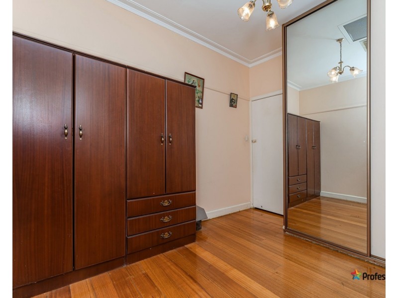 24 Nerissa Grove, Oak Park VIC 3046
