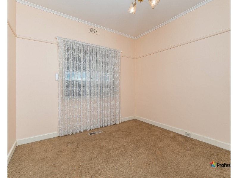 24 Nerissa Grove, Oak Park VIC 3046