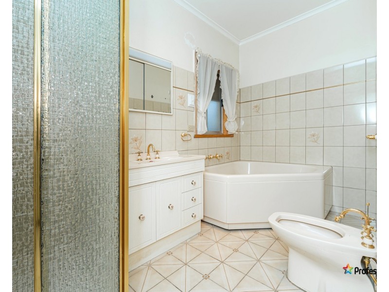 24 Nerissa Grove, Oak Park VIC 3046