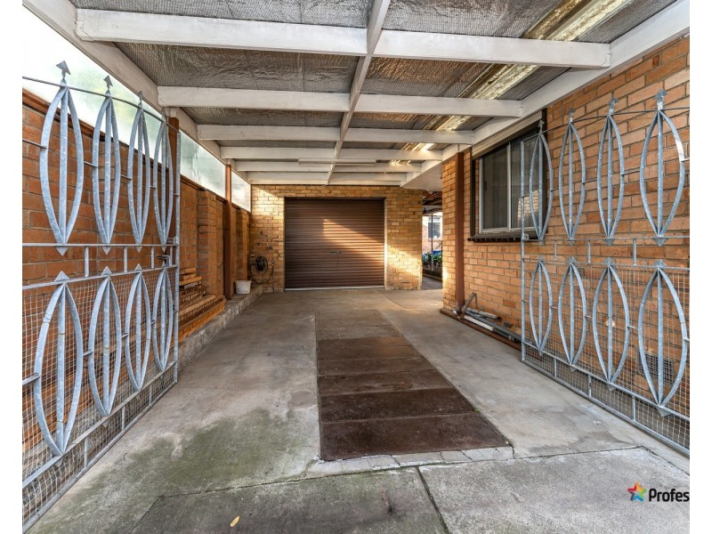 24 Nerissa Grove, Oak Park VIC 3046