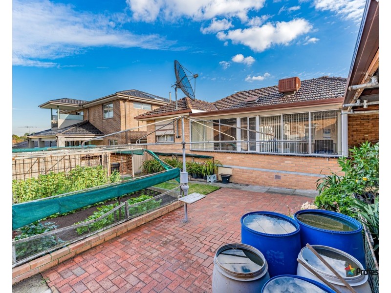 24 Nerissa Grove, Oak Park VIC 3046