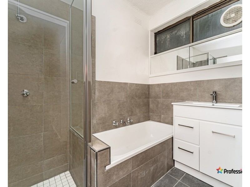 2/2 Chapman Avenue, Glenroy VIC 3046