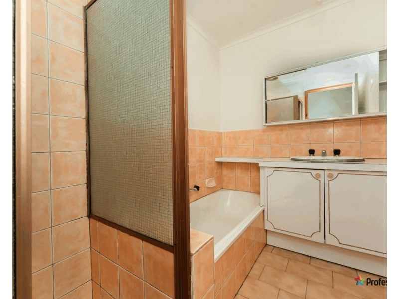 1/24 Gladstone Parade, Glenroy VIC 3046