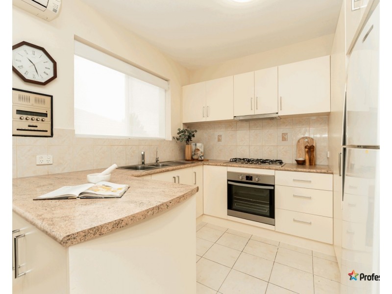 32 Valley Crescent, Glenroy VIC 3046