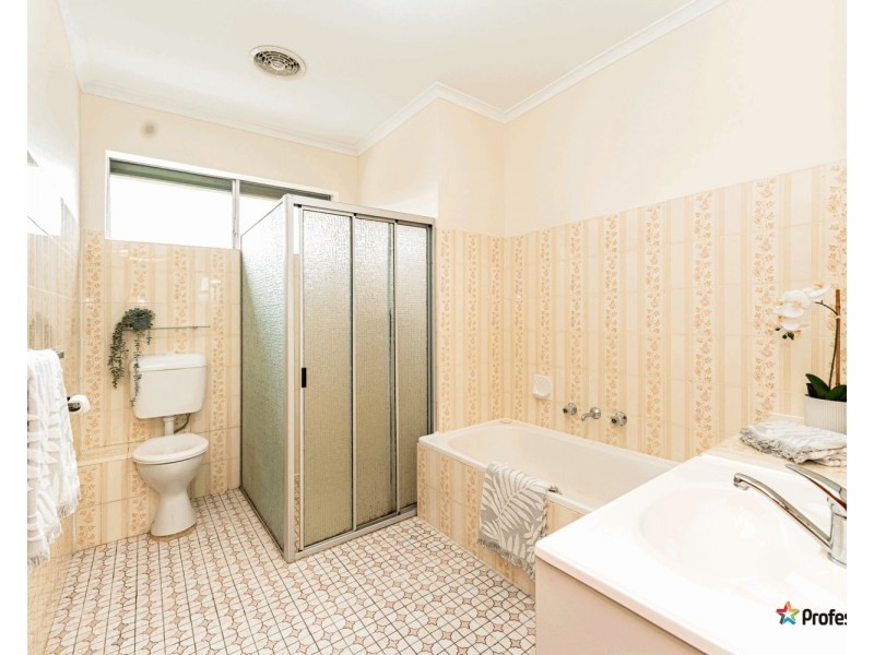 32 Valley Crescent, Glenroy VIC 3046