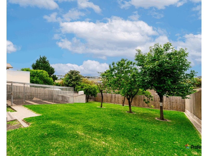 32 Valley Crescent, Glenroy VIC 3046