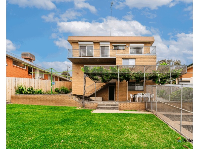 32 Valley Crescent, Glenroy VIC 3046