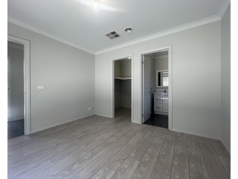 16/4-16 Melaleuca Drive, Meadow Heights VIC 3048