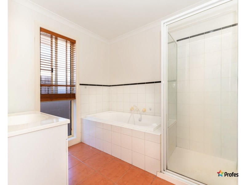 42 Salween Crescent, Roxburgh Park VIC 3064