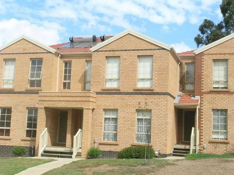 4/3 Whiltshire Drive, Roxburgh Park VIC 3064