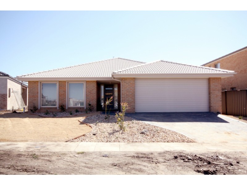 3 Coronet Avenue, Roxburgh Park VIC 3064