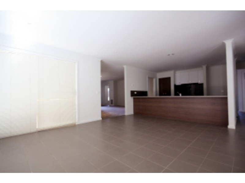 3 Coronet Avenue, Roxburgh Park VIC 3064