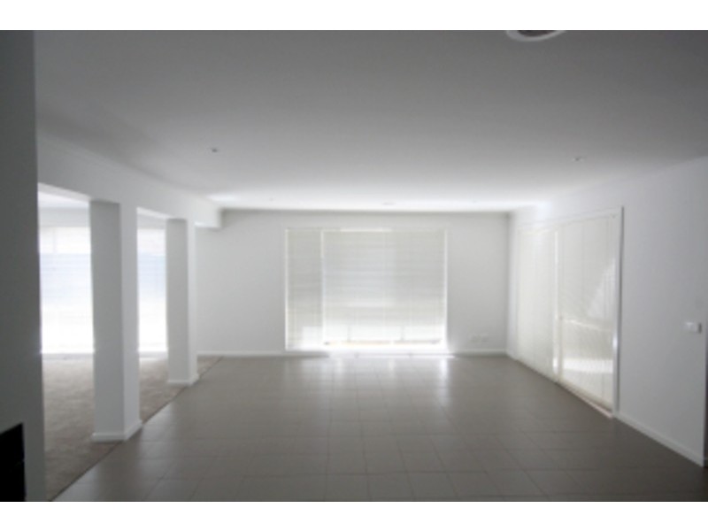 3 Coronet Avenue, Roxburgh Park VIC 3064