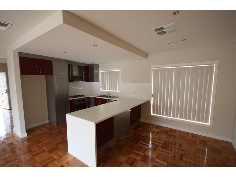 8 Snowden Place, Roxburgh Park VIC 3064