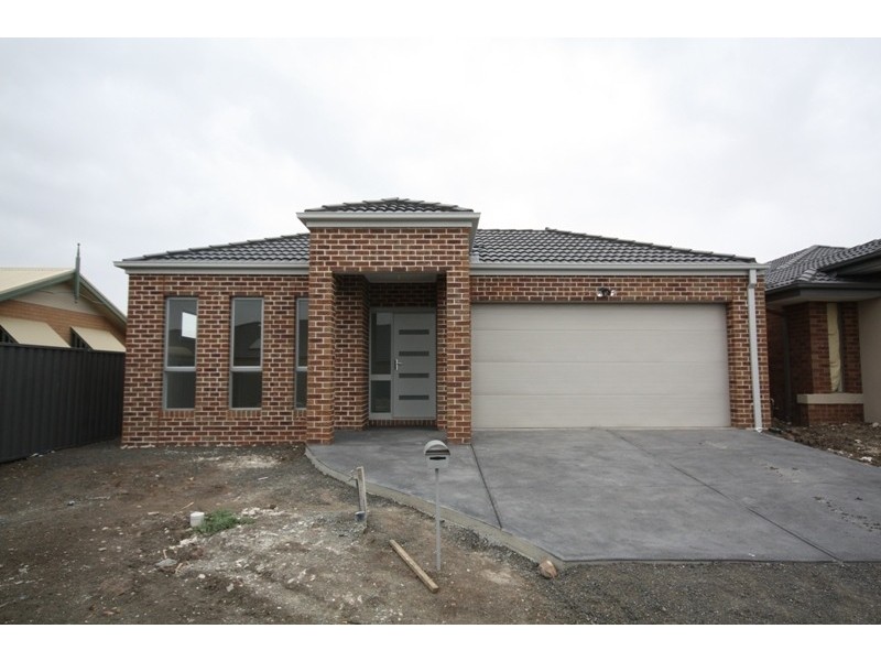18 Gippsland Way, Craigieburn VIC 3064