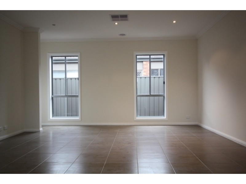 18 Gippsland Way, Craigieburn VIC 3064