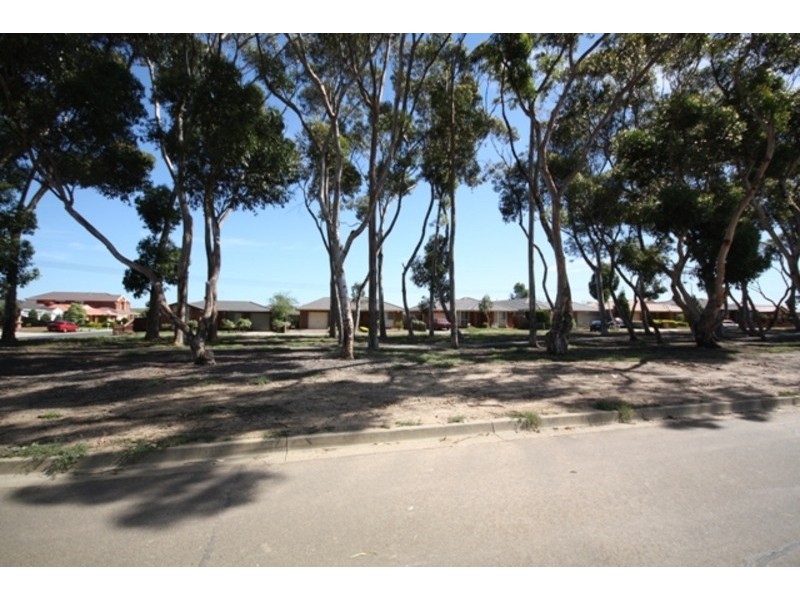 5 Brearley Place, Roxburgh Park VIC 3064