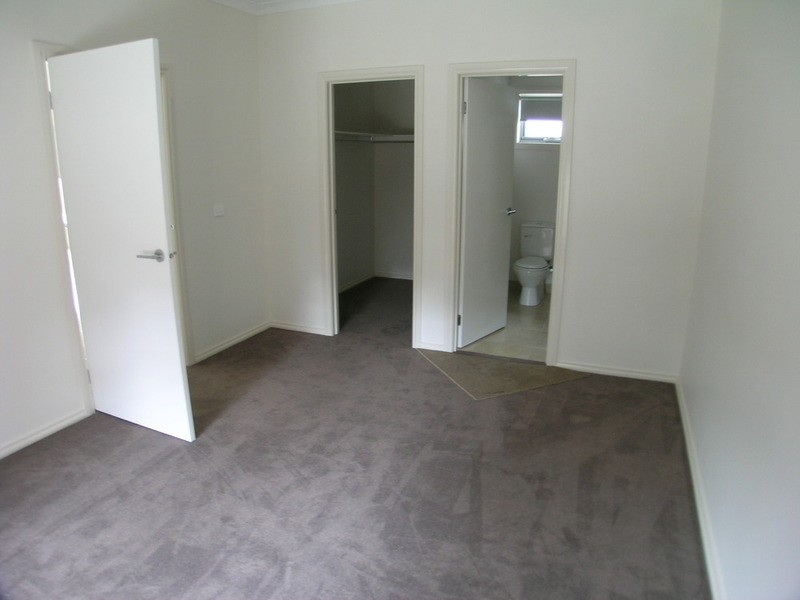 8/2-4 McKershar Street, Glenroy VIC 3046