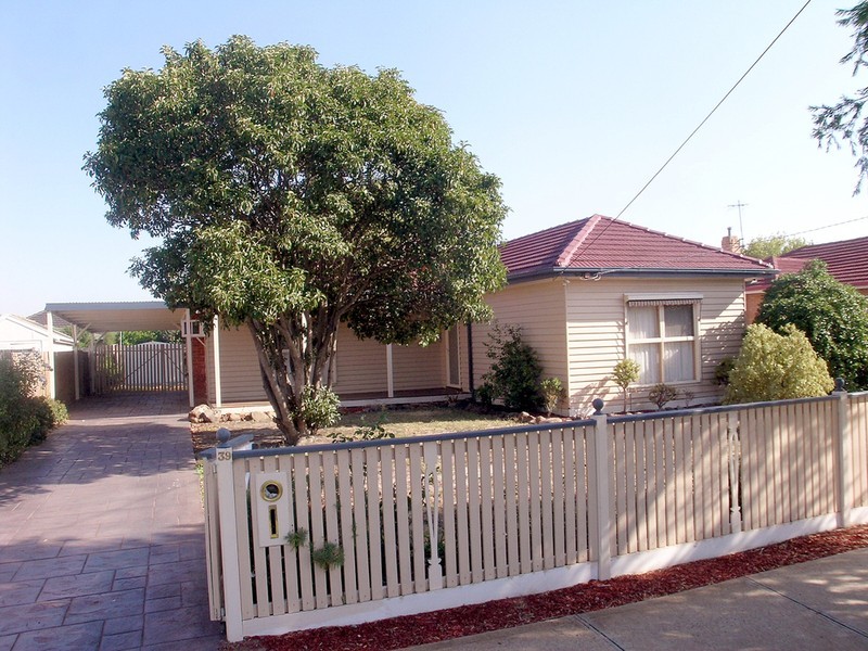 39 Snell Grove, Oak Park VIC 3046