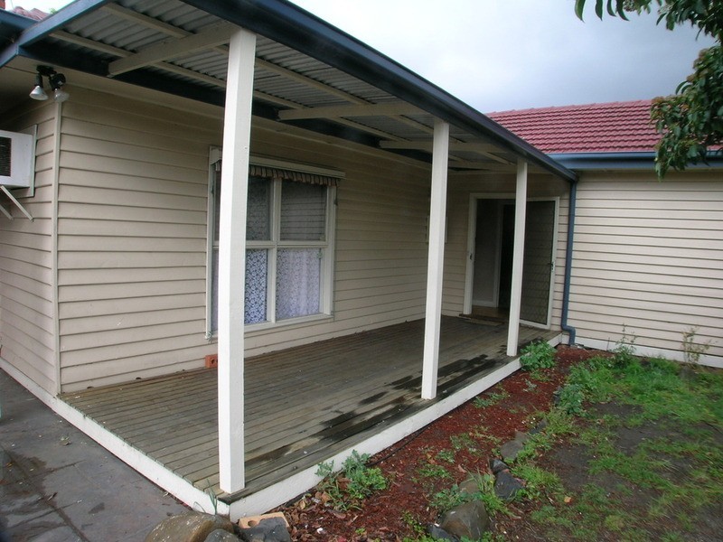 39 Snell Grove, Oak Park VIC 3046