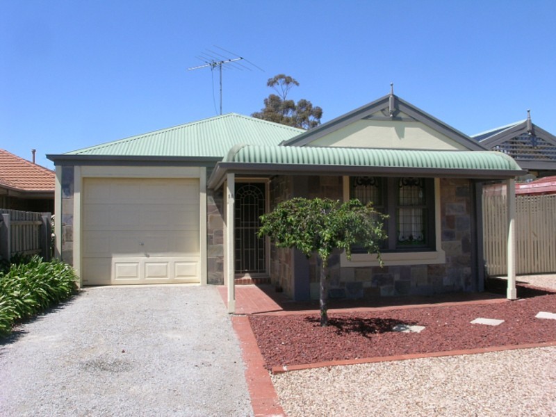 18 Edgecombe Way, Roxburgh Park VIC 3064