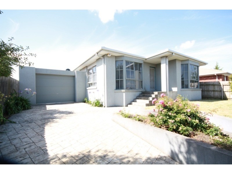 16 Cassinia Crescent, Meadow Heights VIC 3048