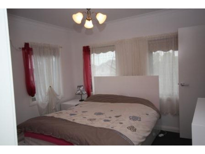 6 Nerissa  Grove, Oak Park VIC 3046