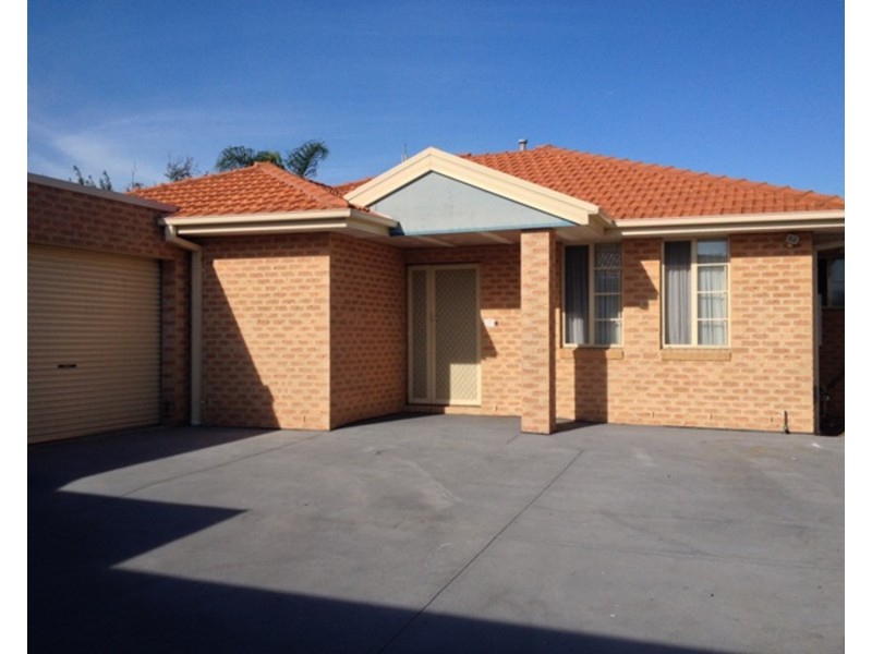 2/8 Bessell Court, Jacana VIC 3047