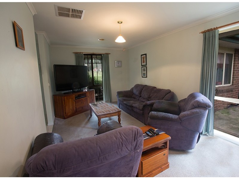 15 Kirwan Avenue, Roxburgh Park VIC 3064