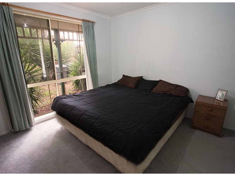 15 Kirwan Avenue, Roxburgh Park VIC 3064