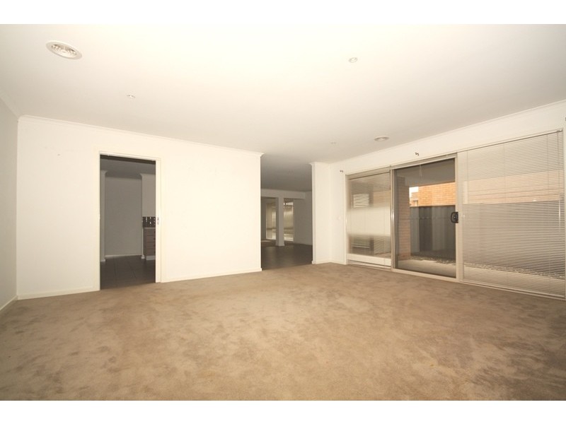 3 Coronet Avenue, Roxburgh Park VIC 3064