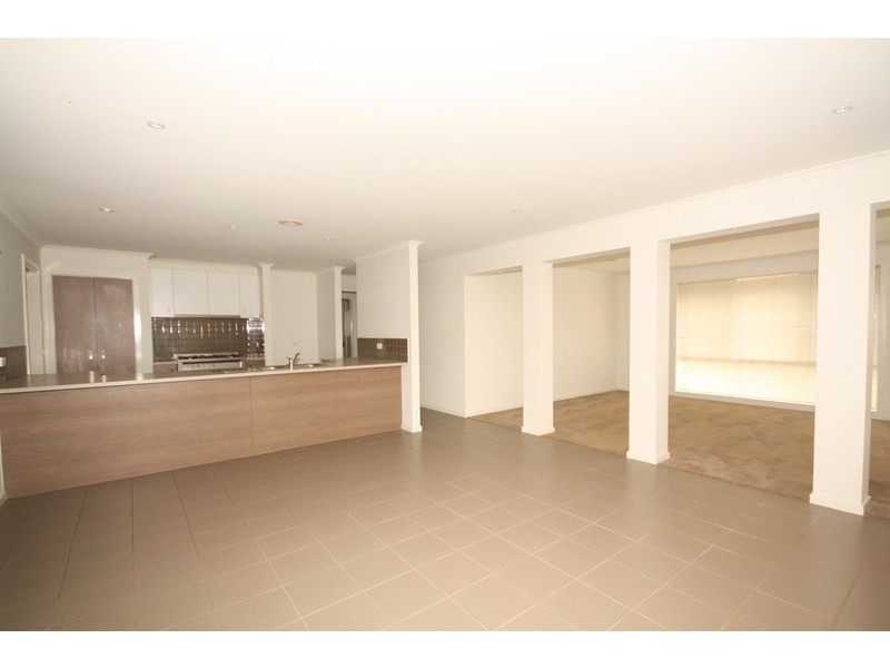 3 Coronet Avenue, Roxburgh Park VIC 3064