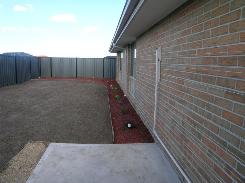 3 Coronet Avenue, Roxburgh Park VIC 3064