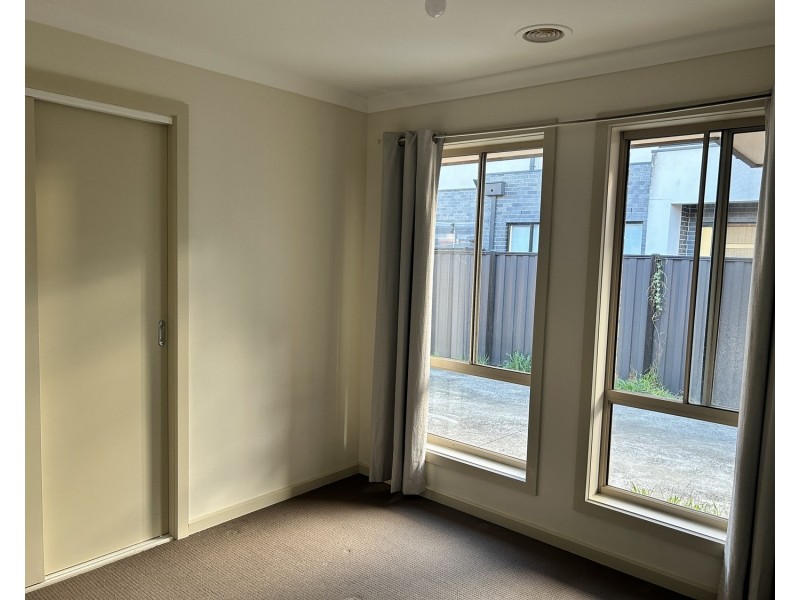 2/6 Ortolan Avenue, Broadmeadows VIC 3047