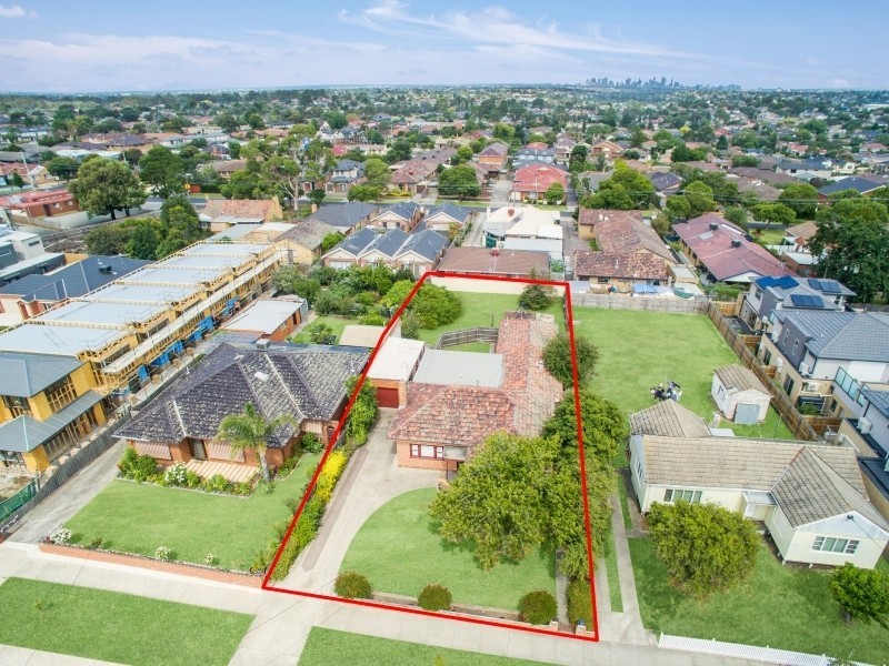 11 Gladstone Parade, Glenroy VIC 3046