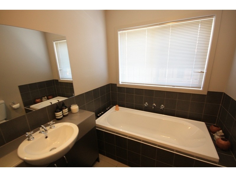 6 Thatcham Lane, Craigieburn VIC 3064