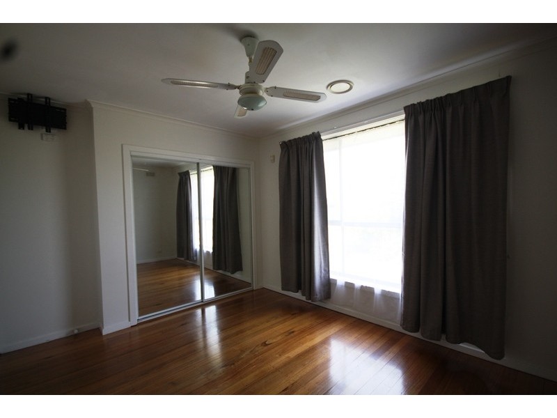 8 Larissa Avenue, Tullamarine VIC 3043