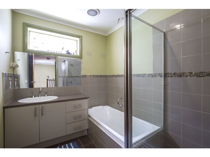 18 Lambie Way, Roxburgh Park VIC 3064