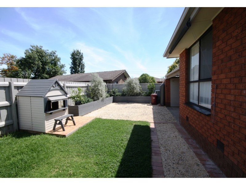 8 Larissa Avenue, Tullamarine VIC 3043