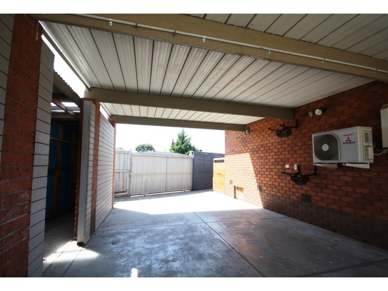 8 Larissa Avenue, Tullamarine VIC 3043