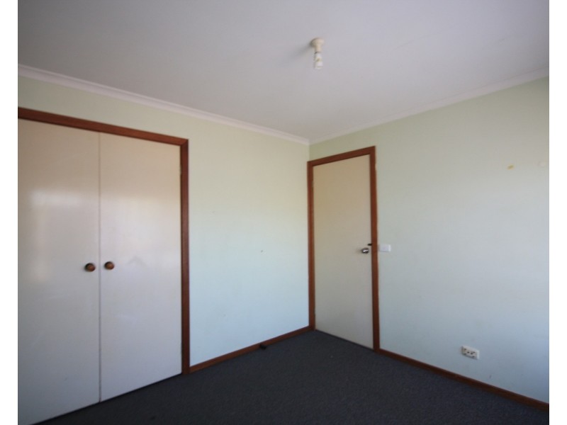 2/27 Shankland Boulevard, Meadow Heights VIC 3048