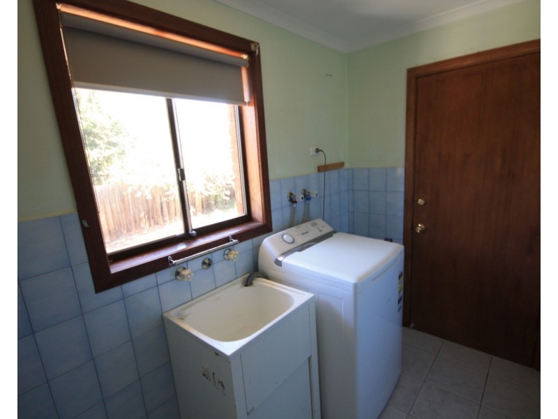 2/27 Shankland Boulevard, Meadow Heights VIC 3048